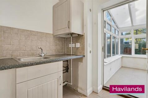 12 Kinderton Close N14 5AL-20.jpg