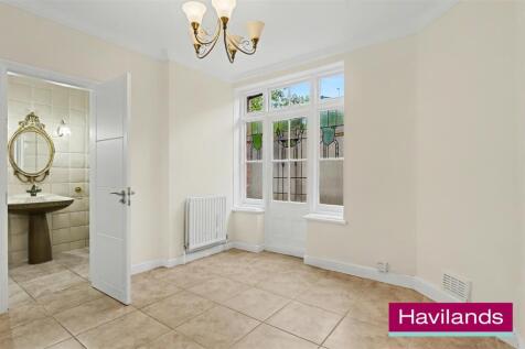 2 Old Park Ridings N21 2EU-9.jpg