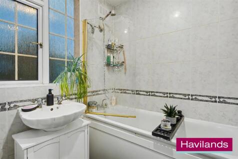 Cowper Gardens N14 4NP-8.jpg