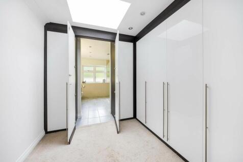 WALK IN WARDROBE