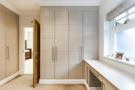 PRINCIPAL DRESSING ROOM