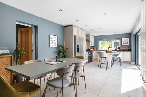 KITCHEN / DINING