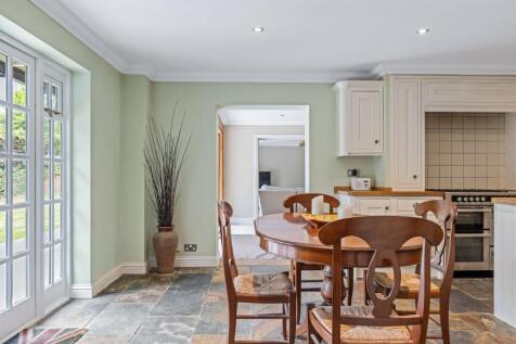 KITCHEN / BREAKFAST