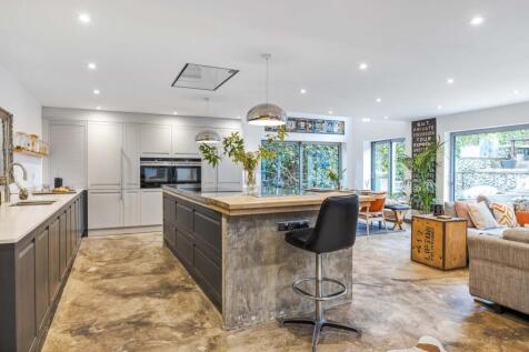 OPEN PLAN KITCHEN &amp; LIVING