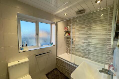 Family Bathroom 3 Photo, Clockhouse Grove, Burnley