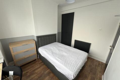 ROOM 1 - ANGLE 2.JPG