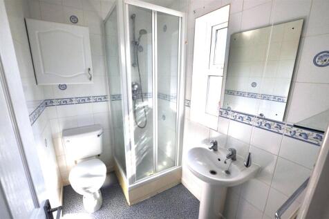 En-suite shower room.JPG