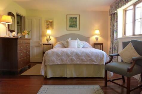 P1586 Main Bed.JPG