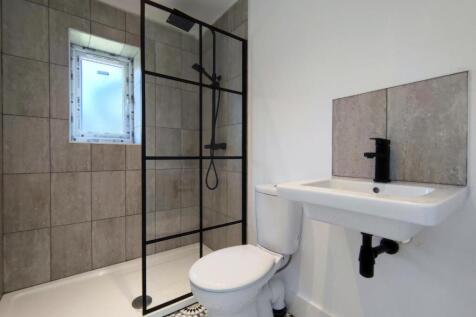 Master En-Suite Shower
