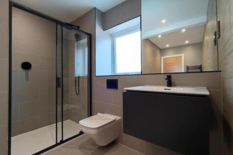 Family Bathroom 2