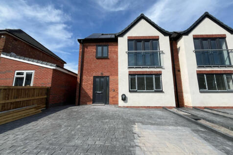 Double Bedroom in Rotherby Avenue - Leicester LE4
