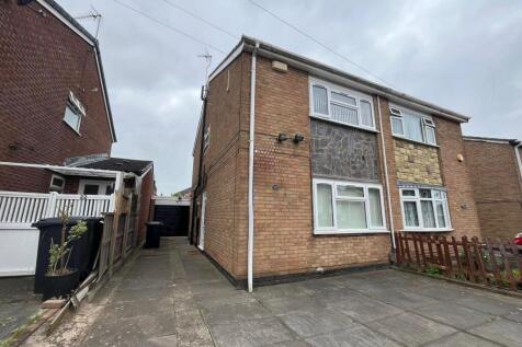 3 Bedroom Semi-Detached House on Pinewood Avenue