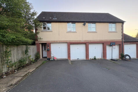 3 Bedroom Maisonette on Snape Close