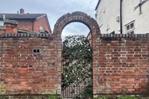 Four Bedroom Terraced House on Saracen Row