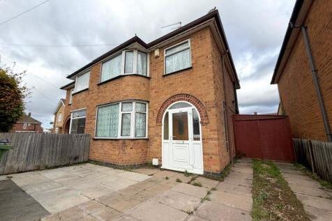 Three Bedroom Semi Detached House on Willow Road