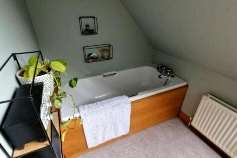 Upstairs Bathroom 