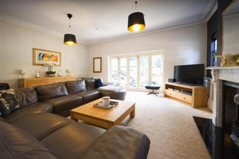 Lounge/family room