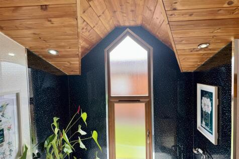Ensuite bath/shower Room