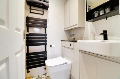 63 Berry Hill bathroom 1.jpg