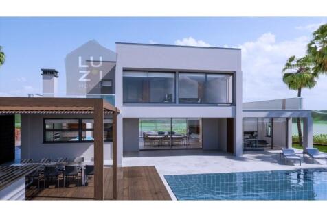 Amazing 4 bedroom villa with pool and garden, in Funchal, Lagos - Deal Homes
