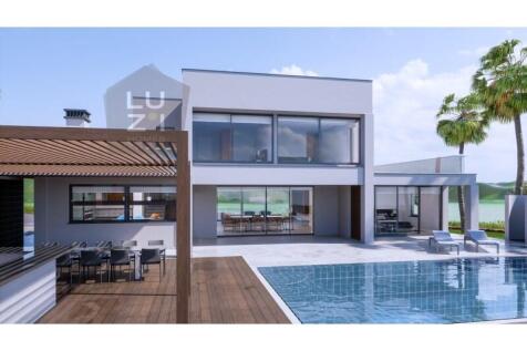 Amazing 4 bedroom villa with pool and garden, in Funchal, Lagos - Deal Homes