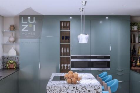 Amazing 4 bedroom villa with pool and garden, in Funchal, Lagos - Deal Homes