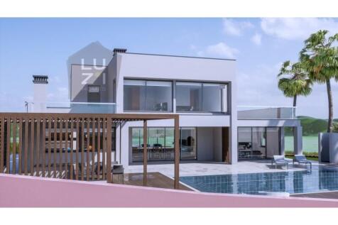 Amazing 4 bedroom villa with pool and garden, in Funchal, Lagos - Deal Homes