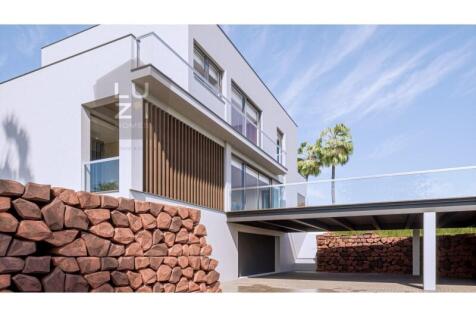 Amazing 4 bedroom villa with pool and garden, in Funchal, Lagos - Deal Homes