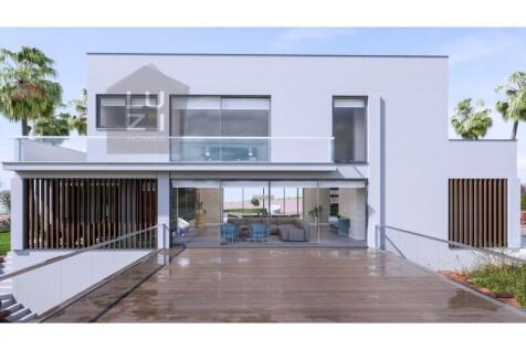 Amazing 4 bedroom villa with pool and garden, in Funchal, Lagos - Deal Homes