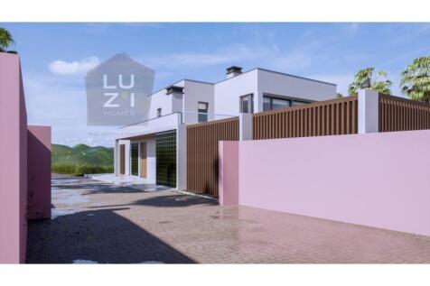 Amazing 4 bedroom villa with pool and garden, in Funchal, Lagos - Deal Homes