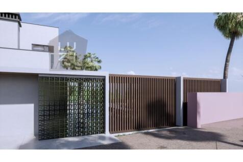 Amazing 4 bedroom villa with pool and garden, in Funchal, Lagos - Deal Homes
