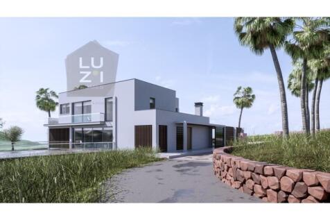 Amazing 4 bedroom villa with pool and garden, in Funchal, Lagos - Deal Homes