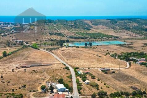 Farm with large urban plot with ruin and extensive flat land, in Burgau - Luzi Homes