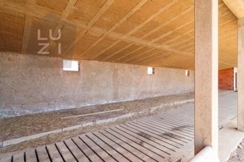 Farm with large urban plot with ruin and extensive flat land, in Burgau - Luzi Homes