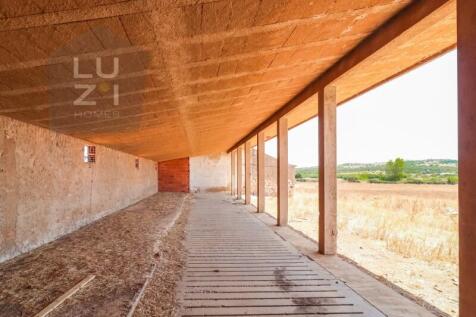 Farm with large urban plot with ruin and extensive flat land, in Burgau - Luzi Homes
