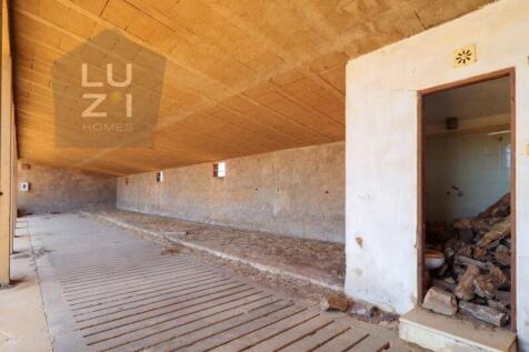 Farm with large urban plot with ruin and extensive flat land, in Burgau - Luzi Homes