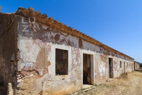 Farm with large urban plot with ruin and extensive flat land, in Burgau - Luzi Homes