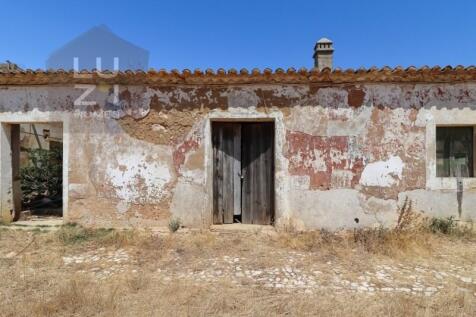 Farm with large urban plot with ruin and extensive flat land, in Burgau - Luzi Homes