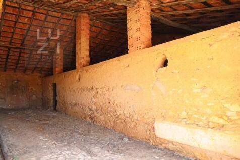 Farm with large urban plot with ruin and extensive flat land, in Burgau - Luzi Homes