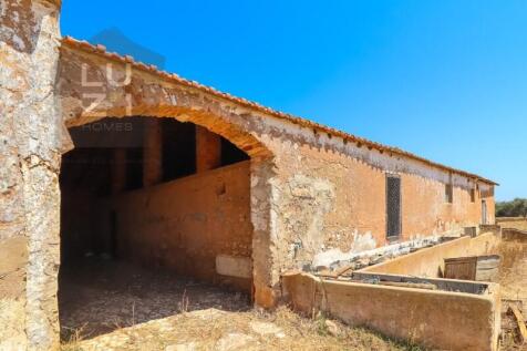Farm with large urban plot with ruin and extensive flat land, in Burgau - Luzi Homes