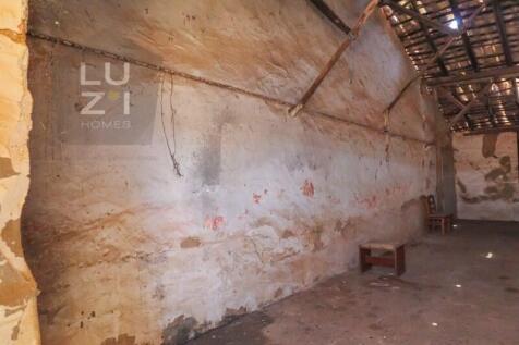 Farm with large urban plot with ruin and extensive flat land, in Burgau - Luzi Homes