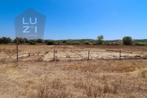 Farm with large urban plot with ruin and extensive flat land, in Burgau - Luzi Homes