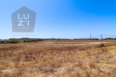 Farm with large urban plot with ruin and extensive flat land, in Burgau - Luzi Homes