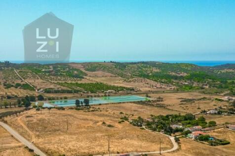 Farm with large urban plot with ruin and extensive flat land, in Burgau - Luzi Homes