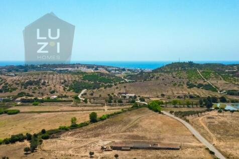 Farm with large urban plot with ruin and extensive flat land, in Burgau - Luzi Homes