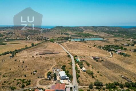 Farm with large urban plot with ruin and extensive flat land, in Burgau - Luzi Homes