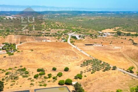 Farm with large urban plot with ruin and extensive flat land, in Burgau - Luzi Homes