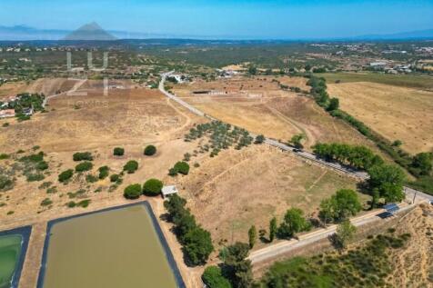 Farm with large urban plot with ruin and extensive flat land, in Burgau - Luzi Homes