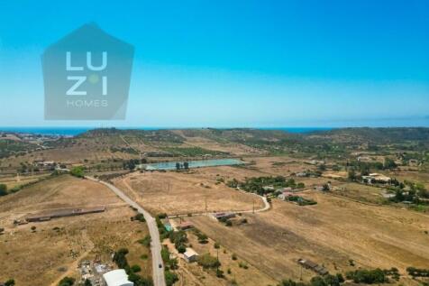 Farm with large urban plot with ruin and extensive flat land, in Burgau - Luzi Homes