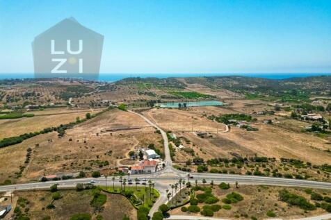 Farm with large urban plot with ruin and extensive flat land, in Burgau - Luzi Homes